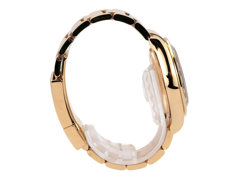 Rolex Daytona Gelbgold 126508 Schwarz seitliche Ansicht mit poliertem 18 kt Gelbgold Gehäuse.