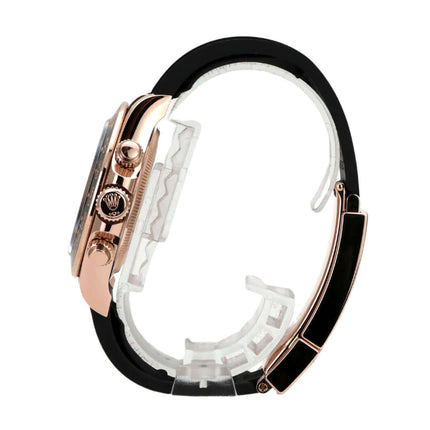 Rolex Daytona Everose-Gold 126515LN Schwarz Diamant Oysterflex seitliche Ansicht mit schwarzem Armband.