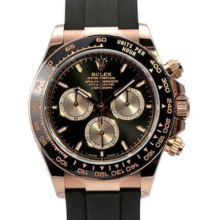 Rolex Daytona Everose-Gold 126515LN mit schwarzem Oysterflex-Armband und schwarzem Zifferblatt.