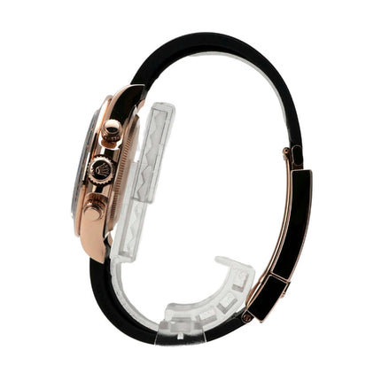 Seitenansicht der Rolex Daytona Everose-Gold 126515LN mit schwarzem Oysterflex-Armband und eleganter Keramiklünette.