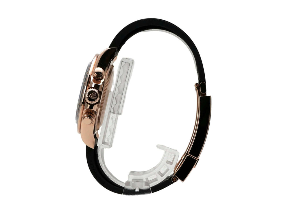 Seitenansicht der Rolex Daytona Everose-Gold 126515LN mit schwarzem Oysterflex-Armband und eleganter Keramiklünette.
