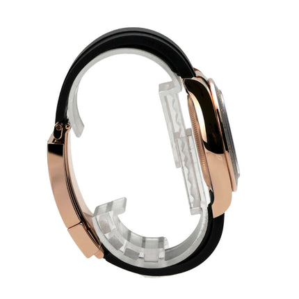 Seitenansicht der Rolex Daytona Everose-Gold 126515LN mit schwarzem Oysterflex-Armband und polierter Gehäusekante.