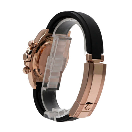 Seitenansicht der Rolex Daytona Everose-Gold 126515LN mit schwarzem Oysterflex-Armband und Faltschließe.