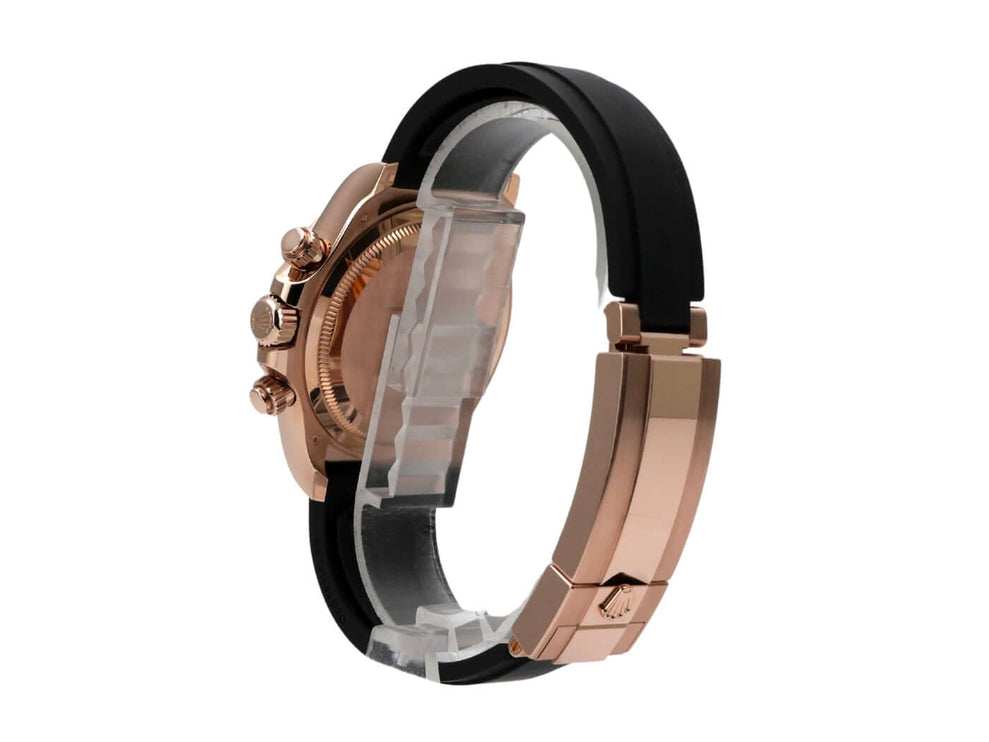 Seitenansicht der Rolex Daytona Everose-Gold 126515LN mit schwarzem Oysterflex-Armband und Faltschließe.