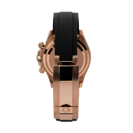 Seitenansicht der Rolex Daytona Everose-Gold 126515LN mit schwarzem Oysterflex-Armband.