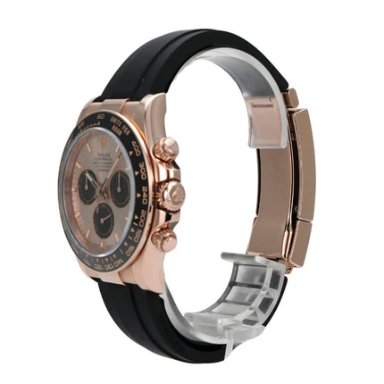 Rolex Daytona Everose-Gold 126515LN Sundust Oysterflex seitliche Ansicht der Uhr mit schwarzem Band.