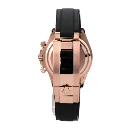 Rolex Daytona Everose-Gold 126515LN Sundust Oysterflex seitliche Ansicht mit schwarzem Armband.