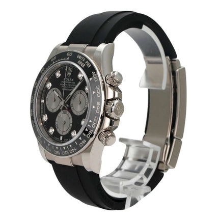 Rolex Daytona 126519LN Weißgold Oysterflex Schwarz Diamant seitlich mit schwarzem Band und Diamantzifferblatt.