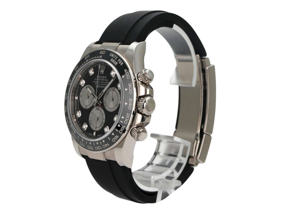 Rolex Daytona 126519LN Weißgold Oysterflex Schwarz Diamant seitlich mit schwarzem Band und Diamantzifferblatt.