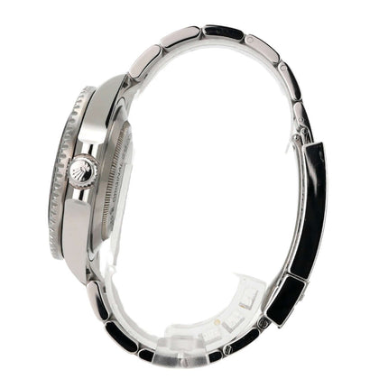 Seitenansicht der Rolex Sea-Dweller Ref. 126600, Edelstahl-Gehäuse, schwarzes Zifferblatt, poliertes Armband.