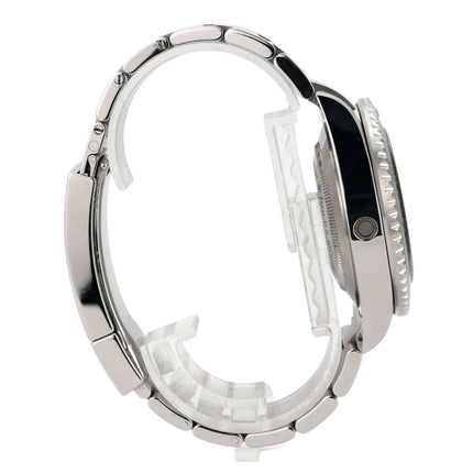 Seitenansicht der Rolex Sea-Dweller Ref. 126600 mit poliertem und satiniertem Edelstahlgehäuse.