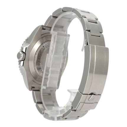 Rolex Sea-Dweller Ref. 126600 in Edelstahl, seitliche Ansicht mit satiniertem Armband und Sicherheitsfaltschließe.