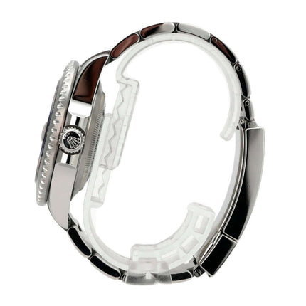 Seitenansicht des Rolex Sea-Dweller Ref. 126600 mit poliertem Edelstahlarmband und Oyster-Gehäuse.