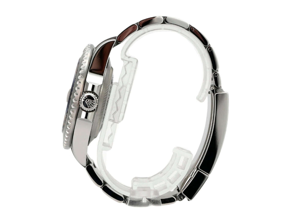 Seitenansicht des Rolex Sea-Dweller Ref. 126600 mit poliertem Edelstahlarmband und Oyster-Gehäuse.