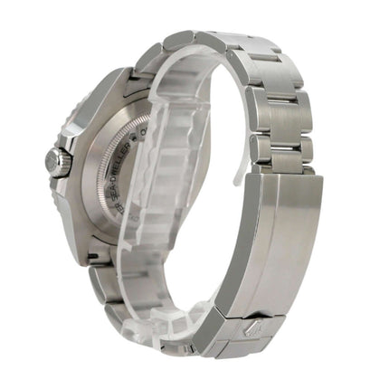 Rolex Sea-Dweller Ref. 126600 mit poliertem Edelstahl-Gehäuse und Oyster-Armband, seitliche Ansicht.
