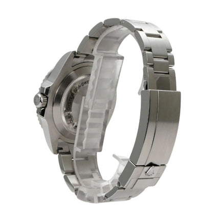 Seitenansicht der Rolex Sea-Dweller Ref. 126600 mit Edelstahl-Gehäuse und satiniertem Armband.