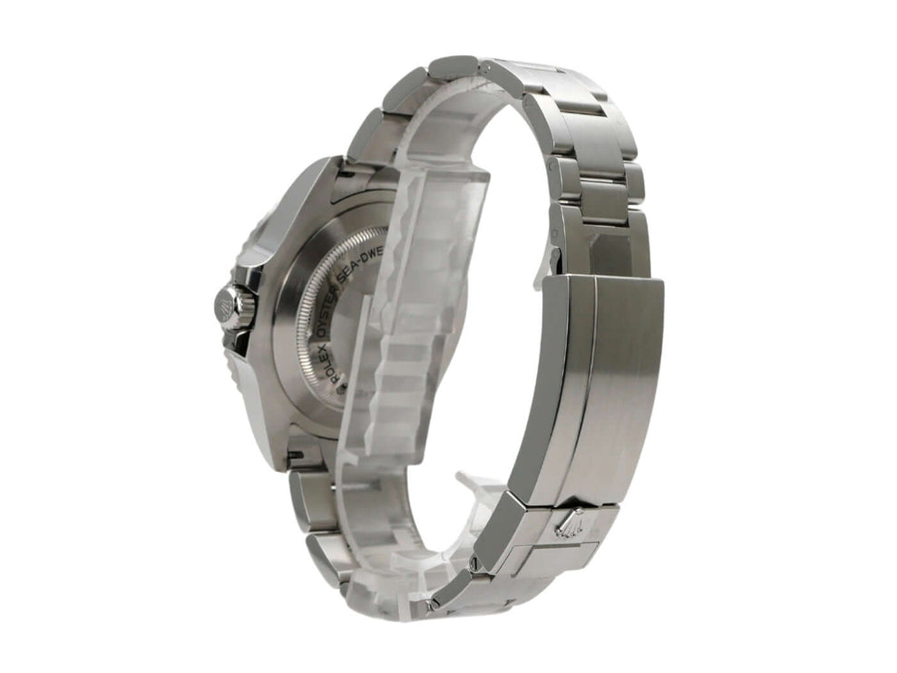 Seitenansicht der Rolex Sea-Dweller Ref. 126600 mit Edelstahl-Gehäuse und satiniertem Armband.