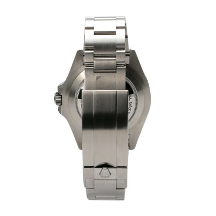 Seitenansicht des Rolex Sea-Dweller Ref. 126600 mit Edelstahlarmband und geschlossener Sicherheitsfaltschließe.