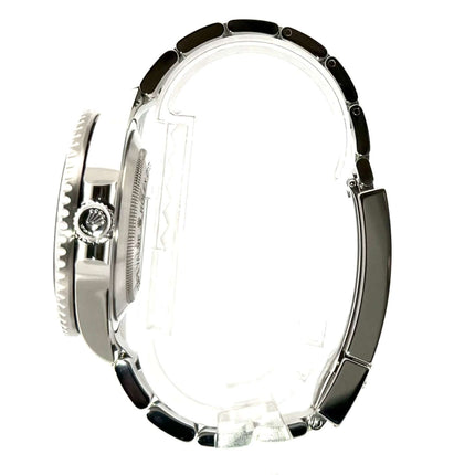 Rolex Sea-Dweller Ref. 126600 von der Seite, Edelstahl Gehäuse, poliert und satiniert, Uhrwerkkrone und Oyster Armband sichtbar