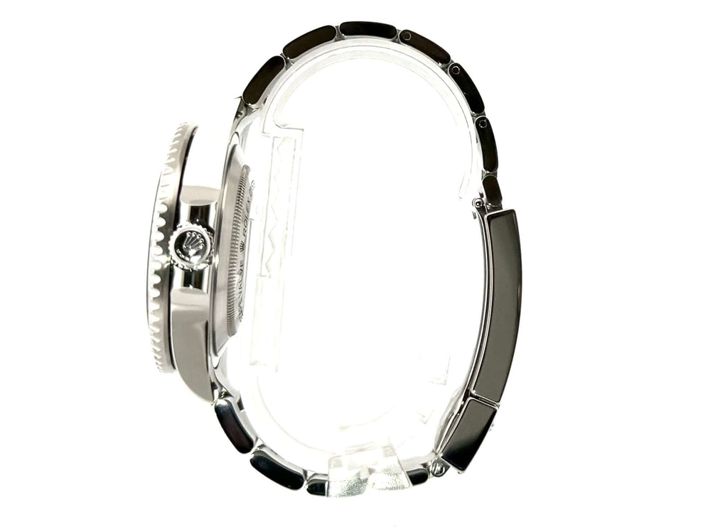 Rolex Sea-Dweller Ref. 126600 von der Seite, Edelstahl Gehäuse, poliert und satiniert, Uhrwerkkrone und Oyster Armband sichtbar