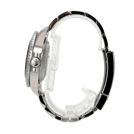 Seitenansicht der Rolex Sea-Dweller Ref. 126600 mit Edelstahlgehäuse und Oyster Armband.