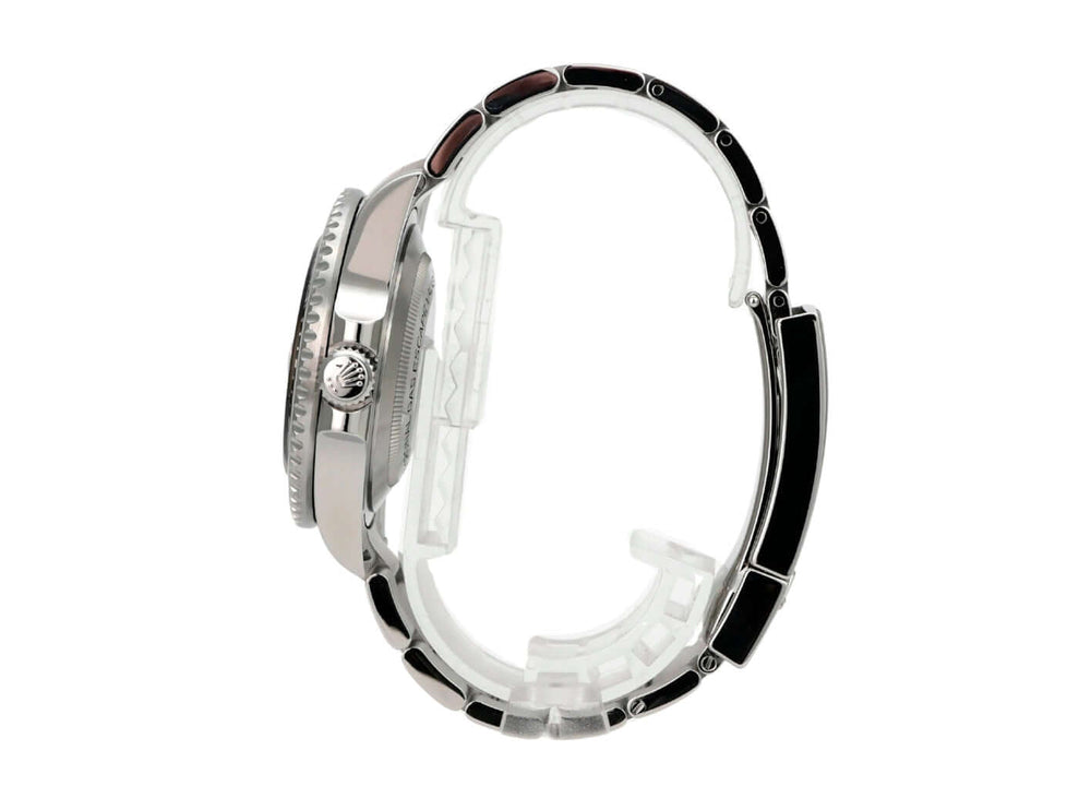 Seitenansicht der Rolex Sea-Dweller Ref. 126600 mit Edelstahlgehäuse und Oyster Armband.