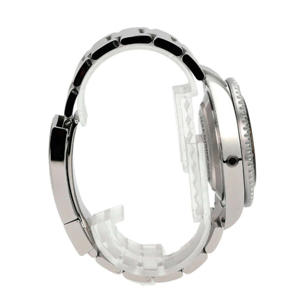 Seitenansicht der Rolex Sea-Dweller Ref. 126600 mit poliertem und satiniertem Edelstahlgehäuse.