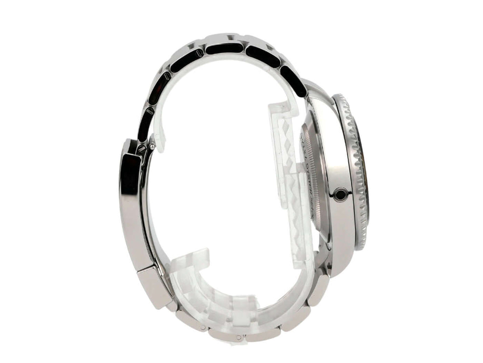 Seitenansicht der Rolex Sea-Dweller Ref. 126600 mit poliertem und satiniertem Edelstahlgehäuse.