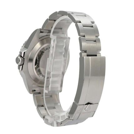 Rolex Sea-Dweller Ref. 126600 Edelstahl Gehäuse und Armband mit Sicherheitsfaltschließe, seitliche Ansicht.