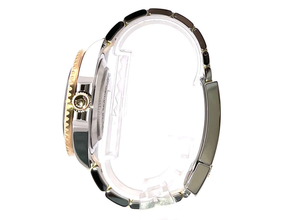 Rolex Sea-Dweller 4000 Ref. 126603, Seitenansicht des Edelstahl-/Gelbgoldgehäuses und Armbands, schwarzen Keramiklünette und Leuchtpunkt.