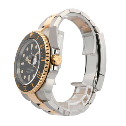 Rolex Sea-Dweller 4000 Ref. 126603 Edelstahl/Gelbgold Automatik Taucheruhr mit schwarzem Zifferblatt und Keramiklünette, seitliche Ansicht.