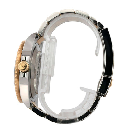 Seitenansicht der Rolex Sea-Dweller 4000 Ref. 126603 aus Edelstahl und Gelbgold, Oyster-Armband und schwarzer Keramik-Lünette