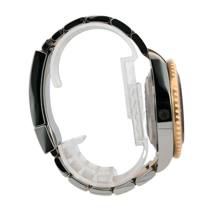 Seitenansicht der Rolex Sea-Dweller 4000 Ref. 126603 aus Edelstahl und Gelbgold mit schwarzer Keramik Lünette und Oyster Armband.