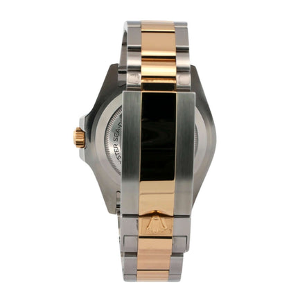 Rückansicht der Rolex Sea-Dweller 4000 Ref. 126603 aus Edelstahl und Gelbgold mit Sicherheitsfaltschließe und polierter Oberfläche.