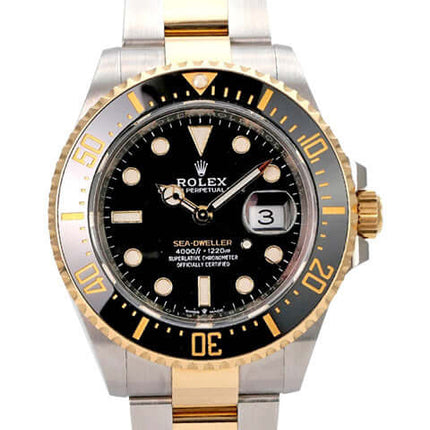 Rolex Sea-Dweller 4000 Ref. 126603 mit schwarzem Zifferblatt und Gelbgold-Lünette, 43 mm Gehäuse.