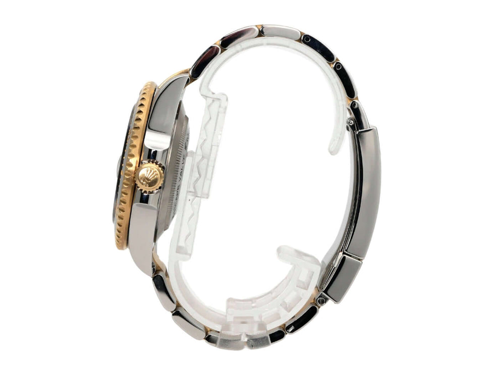 Seitenansicht der Rolex Sea-Dweller 4000 Ref. 126603 mit Edelstahl und Gelbgold Armband.