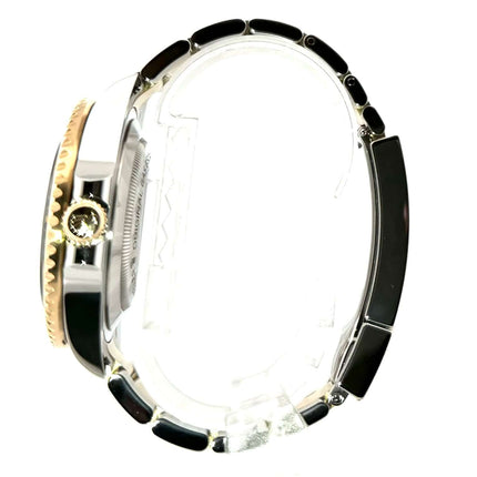 Seitliche Ansicht der Rolex Sea-Dweller 4000 Ref. 126603 aus Edelstahl und Gelbgold mit schwarzer Keramik-Lünette.