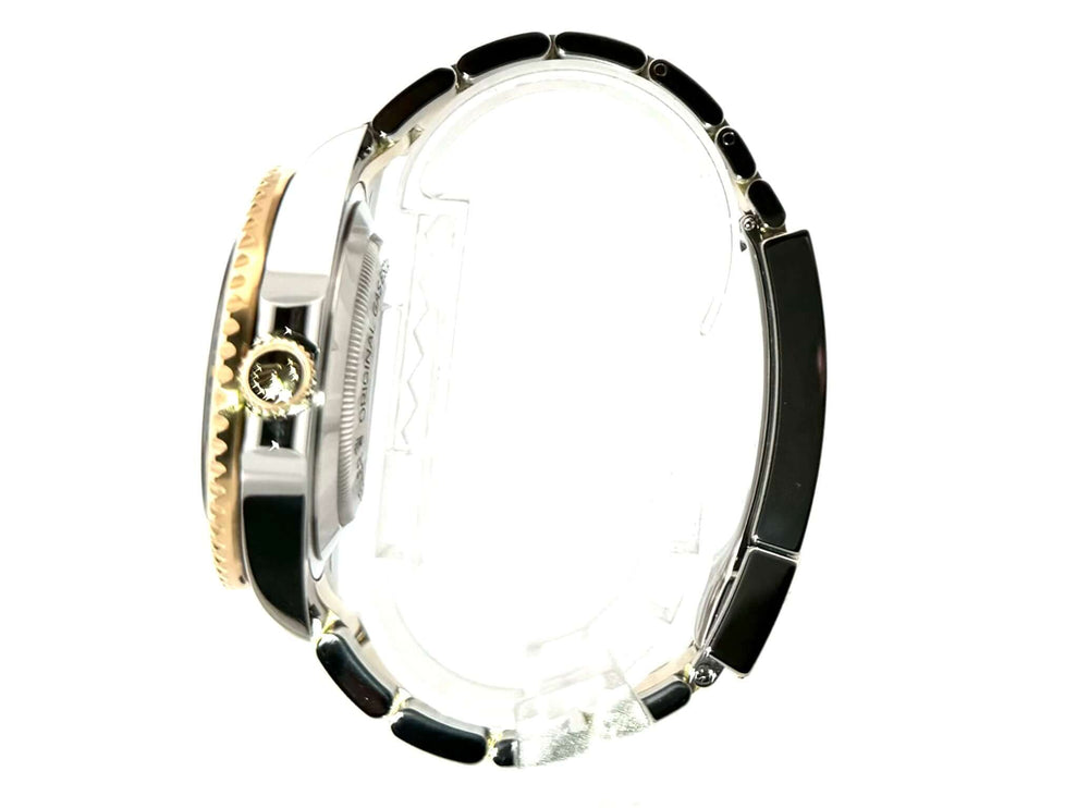 Seitliche Ansicht der Rolex Sea-Dweller 4000 Ref. 126603 aus Edelstahl und Gelbgold mit schwarzer Keramik-Lünette.