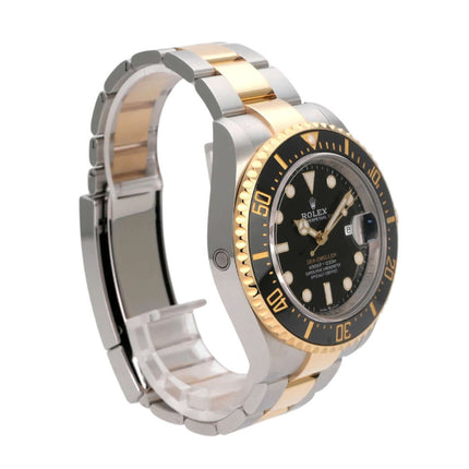 Rolex Sea-Dweller 4000 Ref. 126603 Detailansicht mit Edelstahl- und Gelbgold-Armband und schwarzem Zifferblatt.