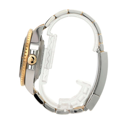Seitenansicht der Rolex Sea-Dweller 4000 Ref. 126603 mit Edelstahluhrgehäuse und gelbgoldener Lünette.