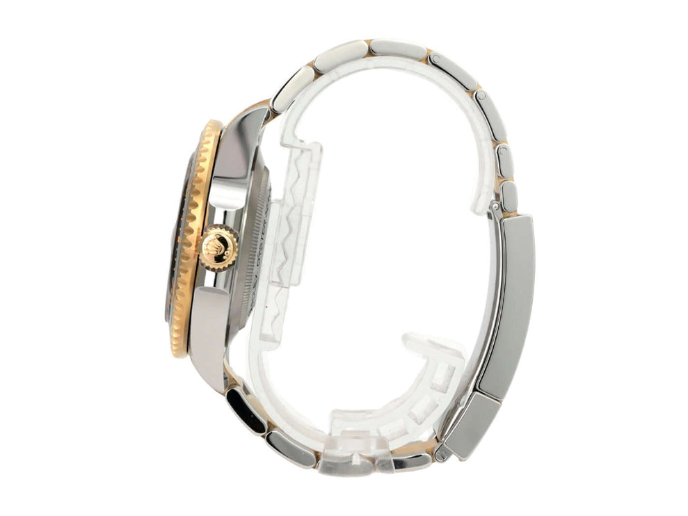 Seitenansicht der Rolex Sea-Dweller 4000 Ref. 126603 mit Edelstahluhrgehäuse und gelbgoldener Lünette.