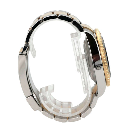 Seitenansicht der Rolex Sea-Dweller 4000 Ref. 126603, Edelstahl/Gelbgold, schwarzes Zifferblatt, einzigartige Details.