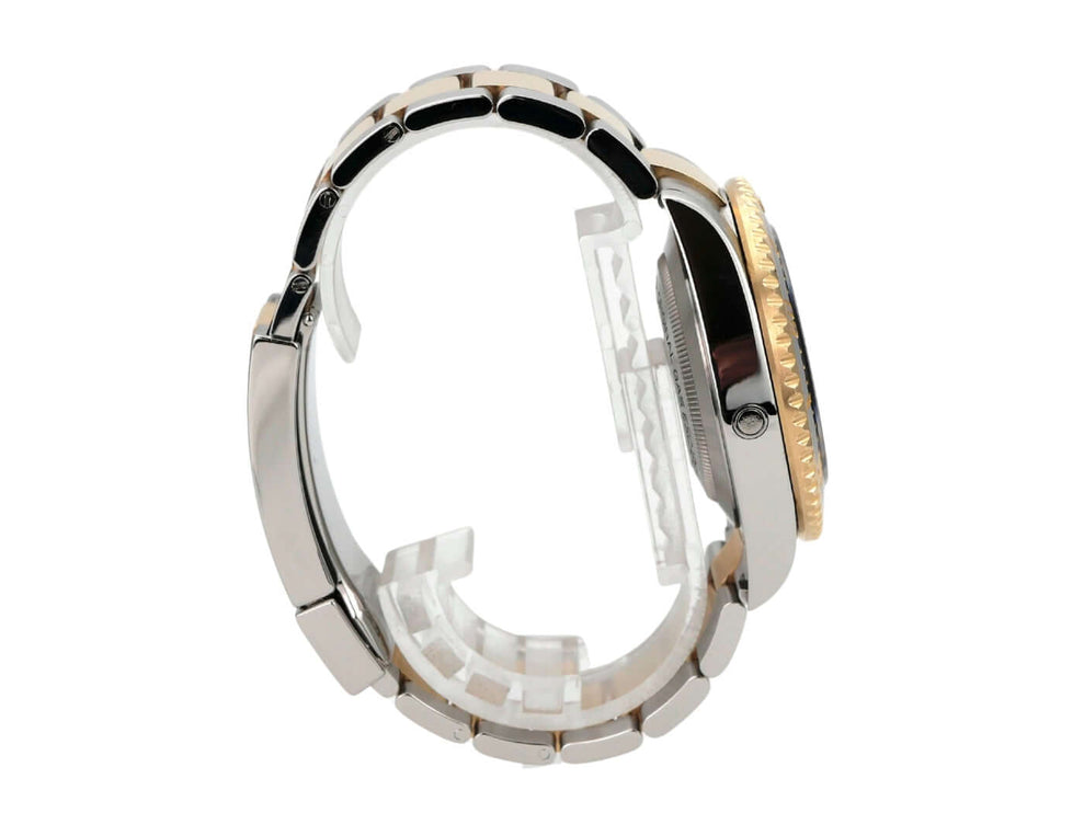 Seitenansicht der Rolex Sea-Dweller 4000 Ref. 126603, Edelstahl/Gelbgold, schwarzes Zifferblatt, einzigartige Details.