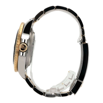 Seitenansicht der Rolex Sea-Dweller 4000 Ref. 126603 mit Edelstahl- und Gelbgoldarmband sowie schwarzer Keramikeinlage.