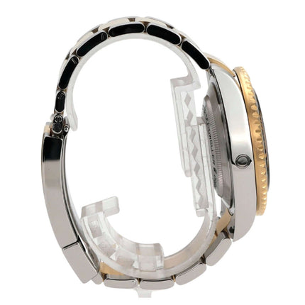 Seitenansicht der Rolex Sea-Dweller 4000 Ref. 126603 mit Edelstahl- und Gelbgold-Gehäuse, glänzend und satiniert.