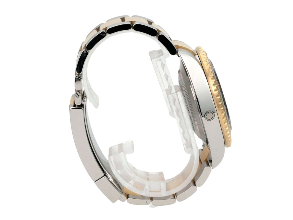Rolex Sea-Dweller 4000 Ref. 126603 Edelstahl/Gelbgold, Seitenansicht mit schwarzer Keramiklünette und Oyster-Armband