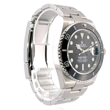 Rolex Submariner Date 126610LN Edelstahl-Uhr mit schwarzem Zifferblatt, Keramik-Lünette und Leuchtindizes, poliertes und satiniertes Oyster-Armband.