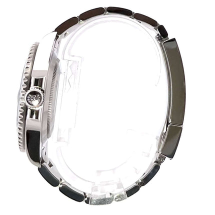 Seitenansicht der Rolex Submariner Date 126610LN aus Edelstahl mit verschraubbarer Krone und poliertem Oysterarmband