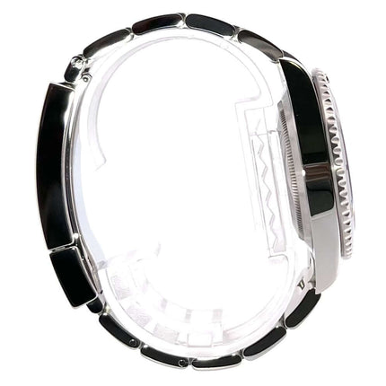 Seitliche Ansicht der Rolex Submariner Date 126610LN mit Edelstahl Oyster Armband und schwarzer Keramik Lünette.