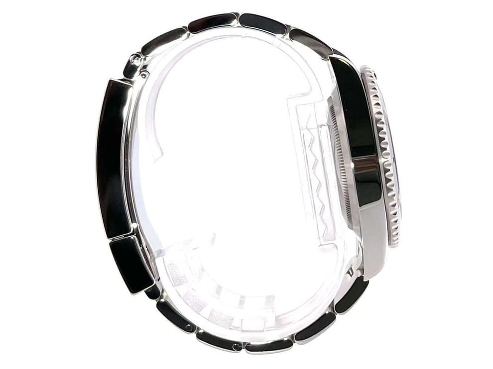 Seitliche Ansicht der Rolex Submariner Date 126610LN mit Edelstahl Oyster Armband und schwarzer Keramik Lünette.